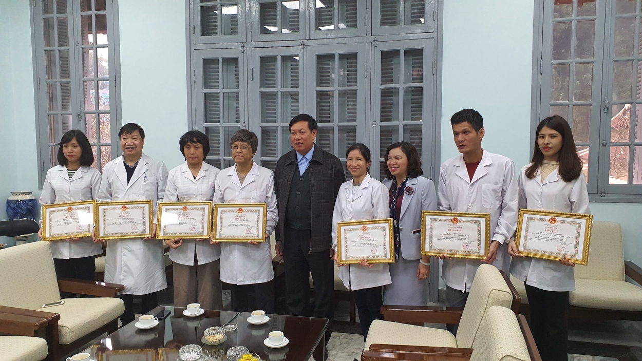 Thứ trưởng Đỗ Xuân Tuyên trao Bằng khen cho nhóm nghiên cứu và các cá nhân của Viện Vệ sinh dịch tễ Trung ương đã phân lập thành công virus Covid-19 (nCoV)