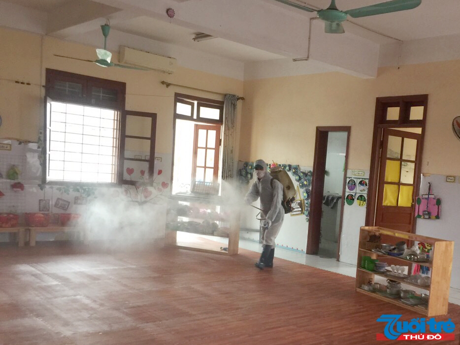 Công tác phun thuốc khử khuẩn được trường thực hiện theo khuyến cáo của Bộ Y tế