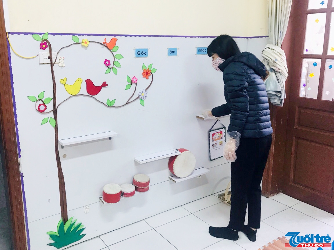 Trong thời gian học sinh nghỉ học để phòng chống dịch bệnh Covid-19, cán bộ giáo viên trường Mầm non Phúc Diễn vẫn đến trường thực hiện nhiệm vụ chuyên môn và vệ sinh lớp học sạch sẽ