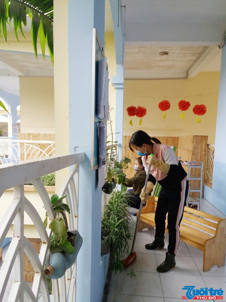Khu vực hành lang lớp học, chậu hoa, cây cảnh được chăm sóc chu đáo
