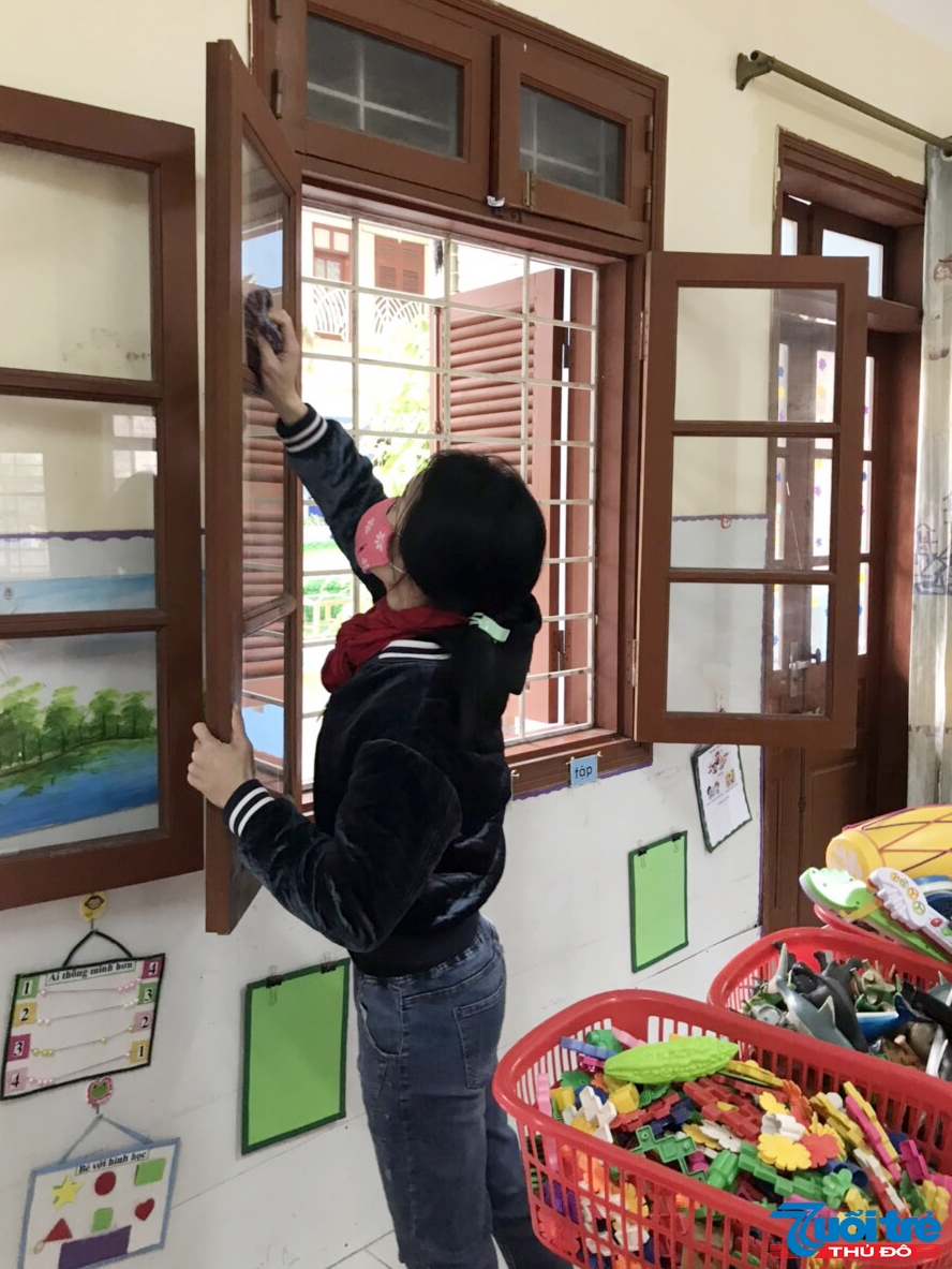 Vệ sinh bàn ghế, thiết bị dạy học, lớp học, đảm bảo các điều kiện phòng bệnh dịch cho học sinh