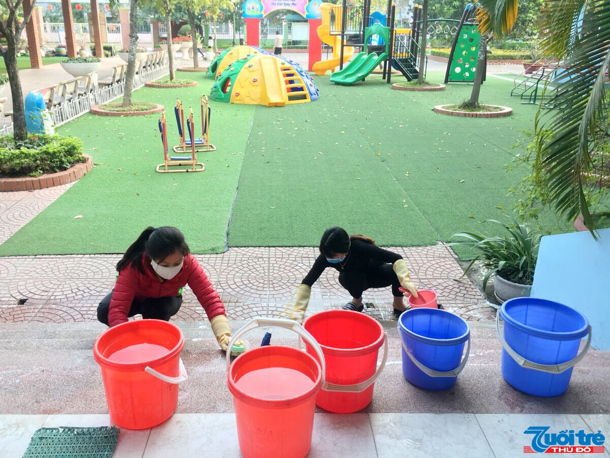 Hành lang, sân chơi cũng được cọ rửa sạch nhằm tạo môi trường học tập an toàn nhất cho học sinh sau kỳ nghỉ dài