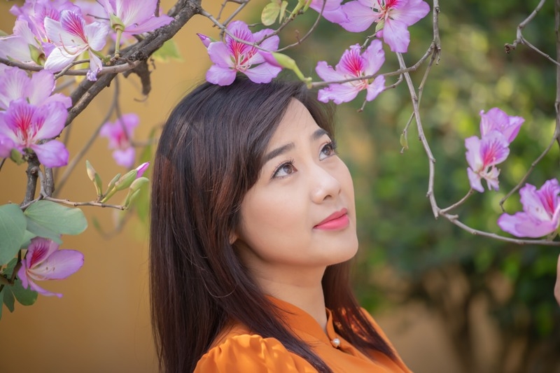 Diễn viên trẻ Đàm Hằng dịu dàng khoe sắc cùng hoa ban giữa lòng Hà Nội