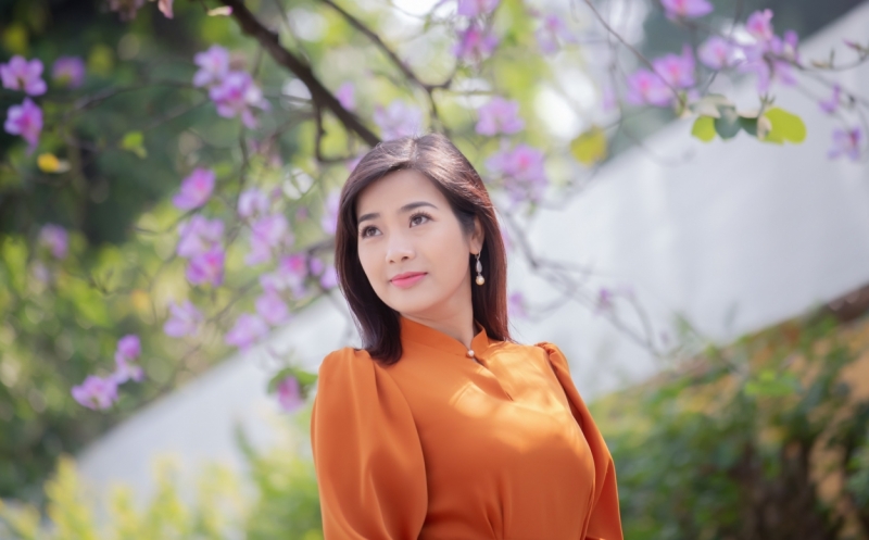 Diễn viên trẻ Đàm Hằng dịu dàng khoe sắc cùng hoa ban giữa lòng Hà Nội