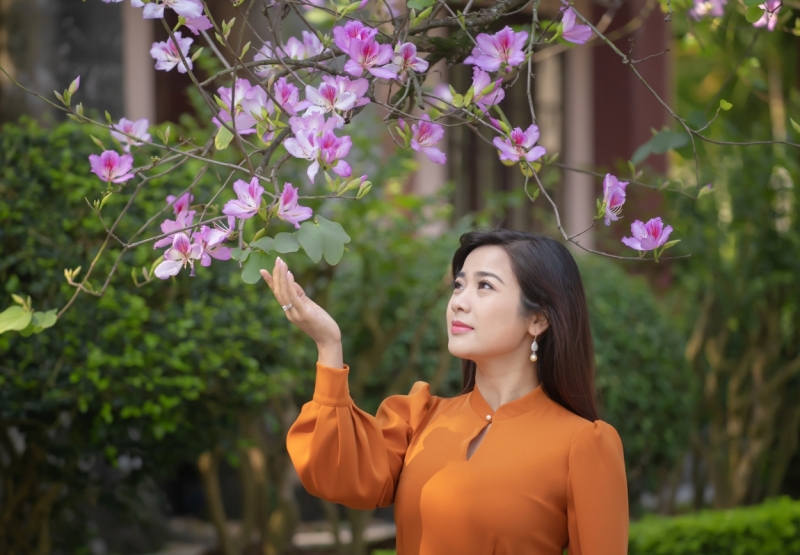 Diễn viên trẻ Đàm Hằng dịu dàng khoe sắc cùng hoa ban giữa lòng Hà Nội