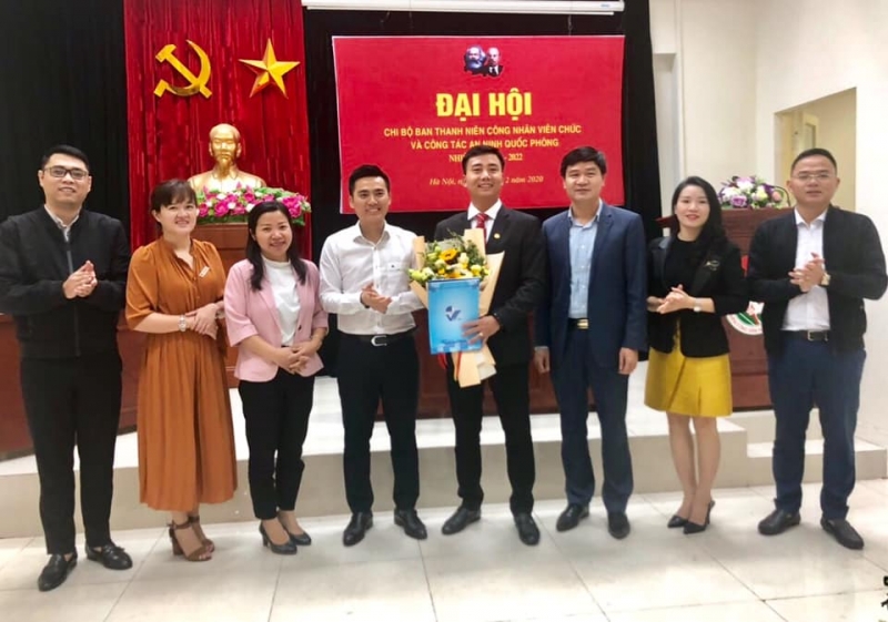 Các đồng chí lãnh đạo các ban Thành đoàn Hà Nội tặng hoa chúc mừng