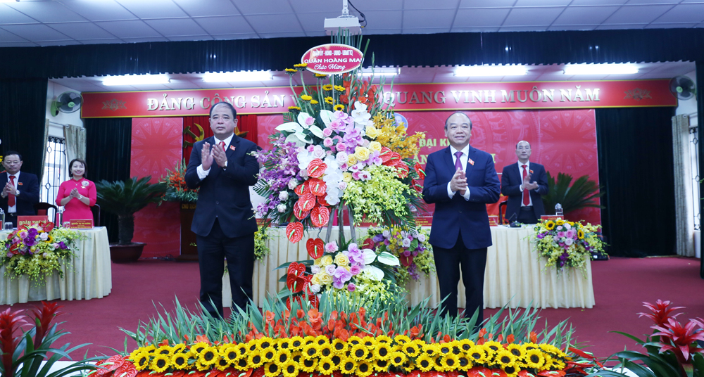 Đồng chí Nguyễn Đức Vinh, Bí thư Quận ủy Hoàng Mai (bên phải) tặng hoa chúc mừng Đại hội