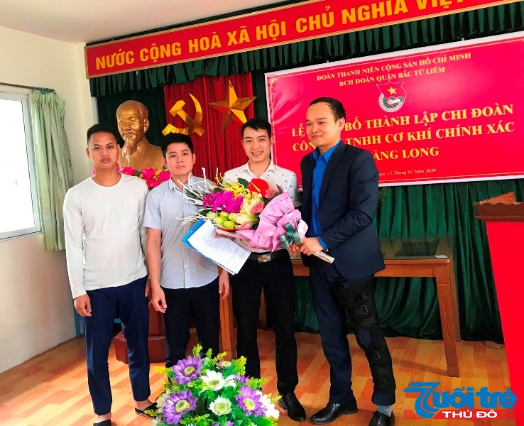 Lãnh đạo Quận đoàn Bắc Từ Liêm trao quyết định thành lập Chi đoàn cho Ban Chấp hành Chi đoàn Công ty TNHH Cơ khí chính xác Thăng Long