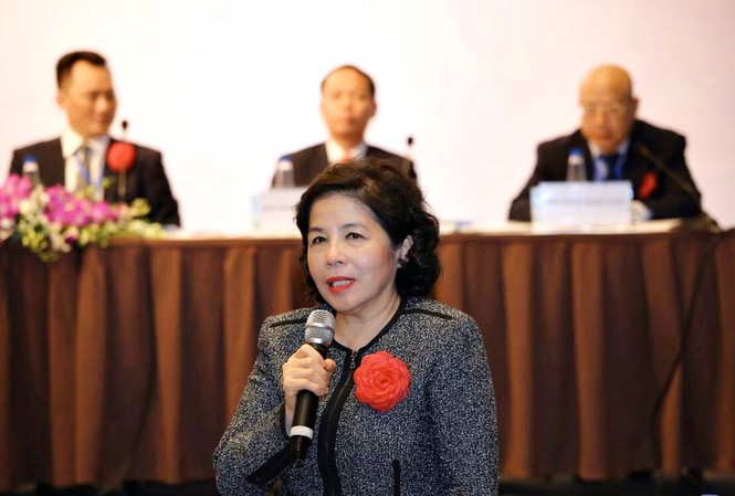 Bà Mai Kiều Liên, Chủ tịch HĐQT GTN trả lời các câu hỏi của cổ đông đưa ra trong Đại hội cổ đông diễn ra sáng 15/2.