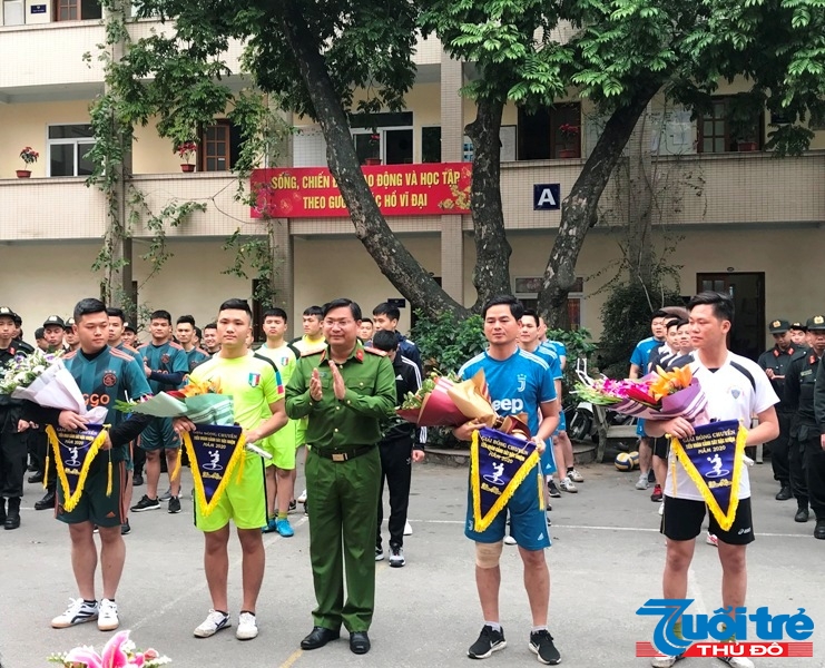 Đại úy Cao Duy Anh, Tiểu đoàn trưởng Tiểu đoàn Cảnh sát đặc nhiệm trao cờ lưu niệm và hoa tới các đội thi