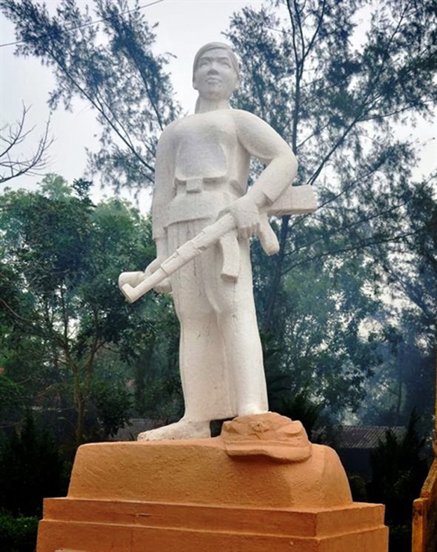 Tượng liệt sĩ Hoàng Thị Hồng Chiêm