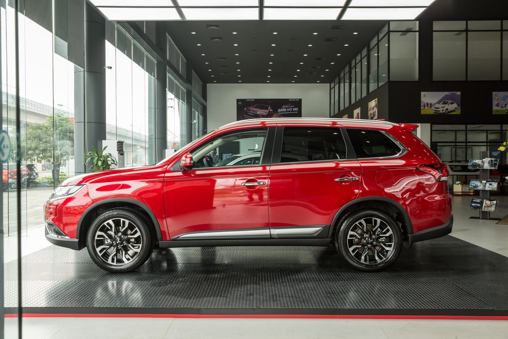 Mitsubishi Outlander 2020 ra mắt tại Việt Nam, giá từ 825 triệu đồng