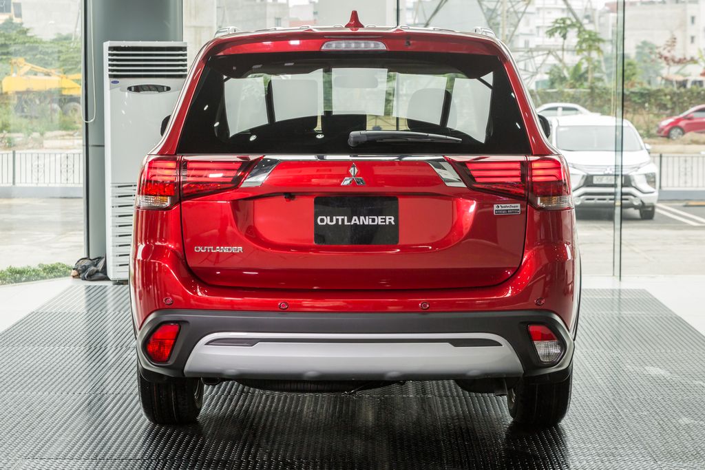 Mitsubishi Outlander 2020 ra mắt tại Việt Nam, giá từ 825 triệu đồng