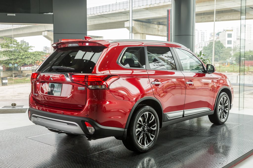 Mitsubishi Outlander 2020 ra mắt tại Việt Nam, giá từ 825 triệu đồng