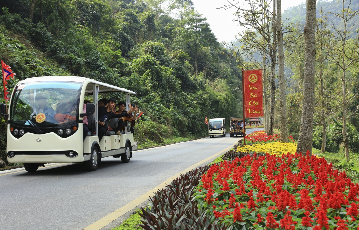 Về với Quốc mẫu Tây Thiên, chiêm bái cõi Phật vãn cảnh tiên