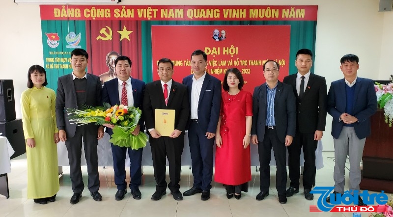 Các đồng chí đại diện lãnh đạo Chi bộ trực thuộc Đảng ủy Cơ quan Thành đoàn Hà Nội chúc mừng Chi ủy Chi bộ Trung tâm Dịch vụ việc làm và Hỗ trợ thanh niên Hà Nội nhiệm kỳ 2020 – 2022