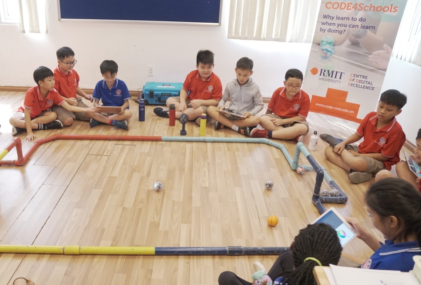 Học sinh trường Quốc tế TAS thực hành lập trình robot Sphero trong một buổi học của CODE4Schools