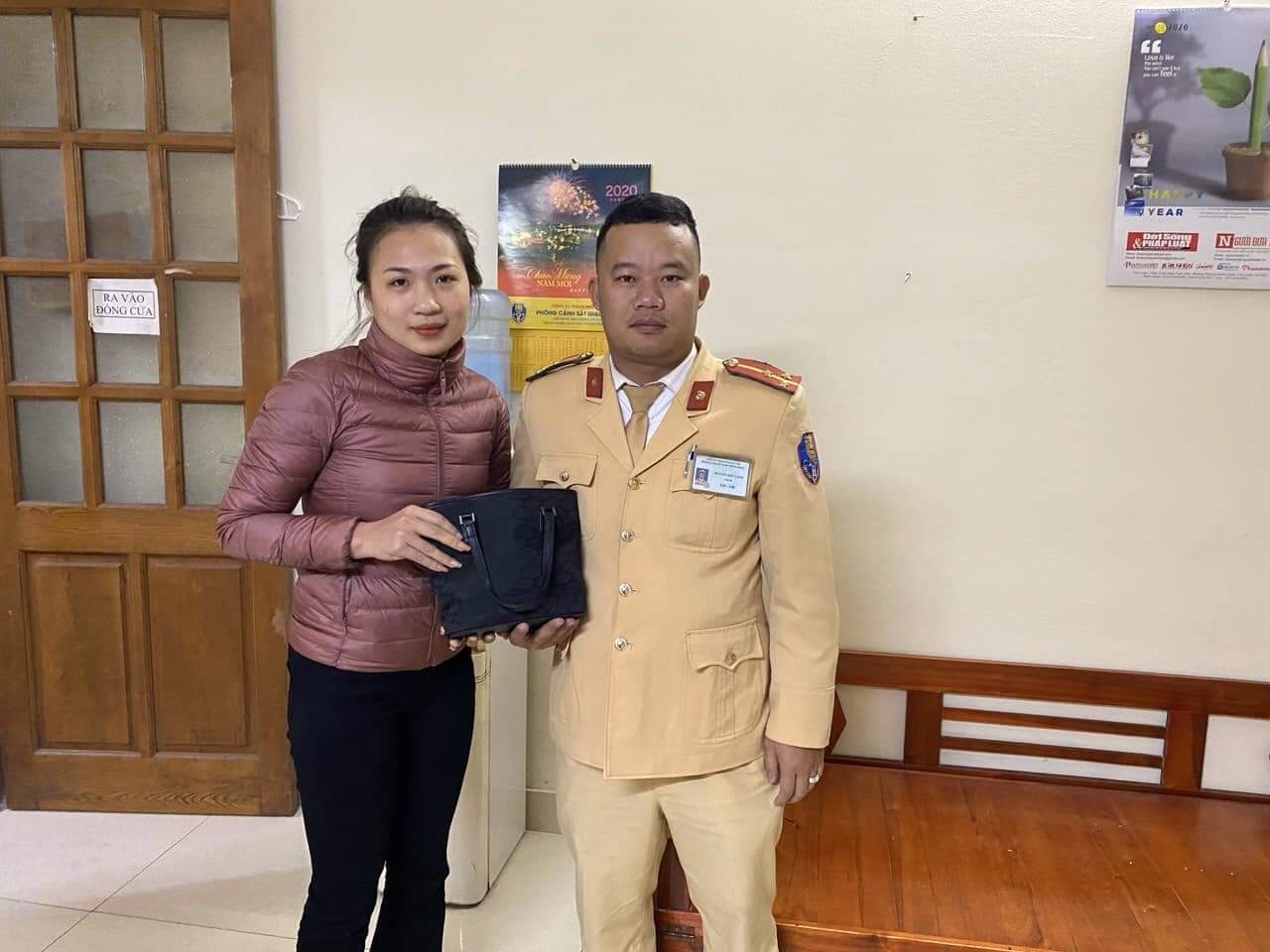 Đánh rơi số tiền lớn, cô gái mừng khôn xiết khi được CSGT trả lại
