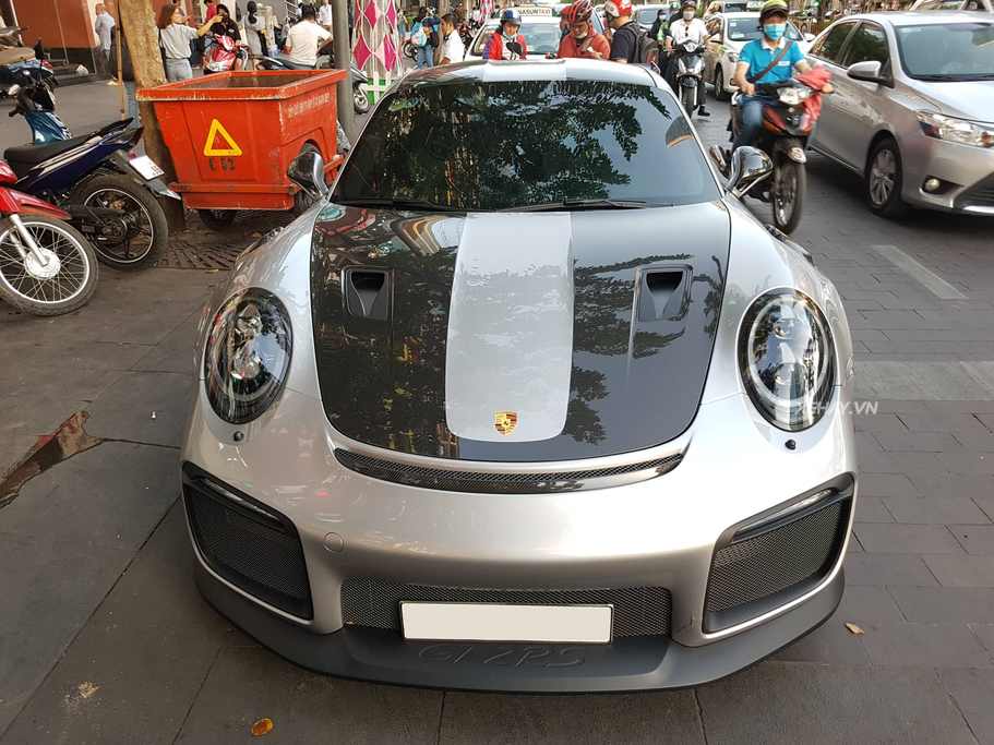 Porsche 911 GT2 RS khoe dáng dưới nắng hoàng hôn Sài Gòn