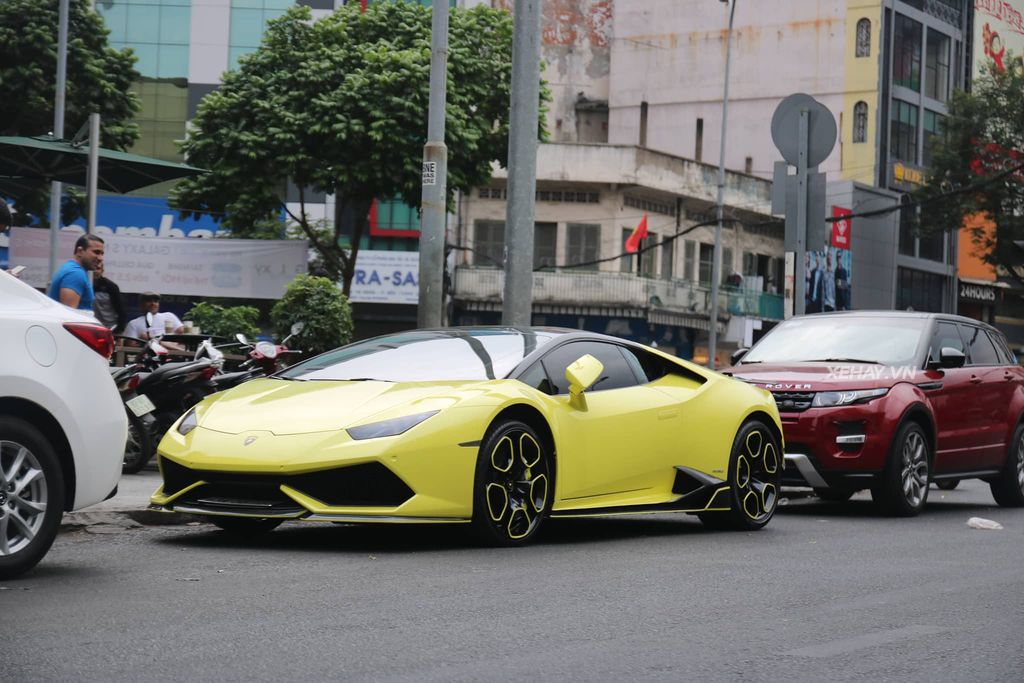 Lamborghini Huracan độ Vorsteiner giữa phố phường hoa lệ TP.Hồ Chí Minh