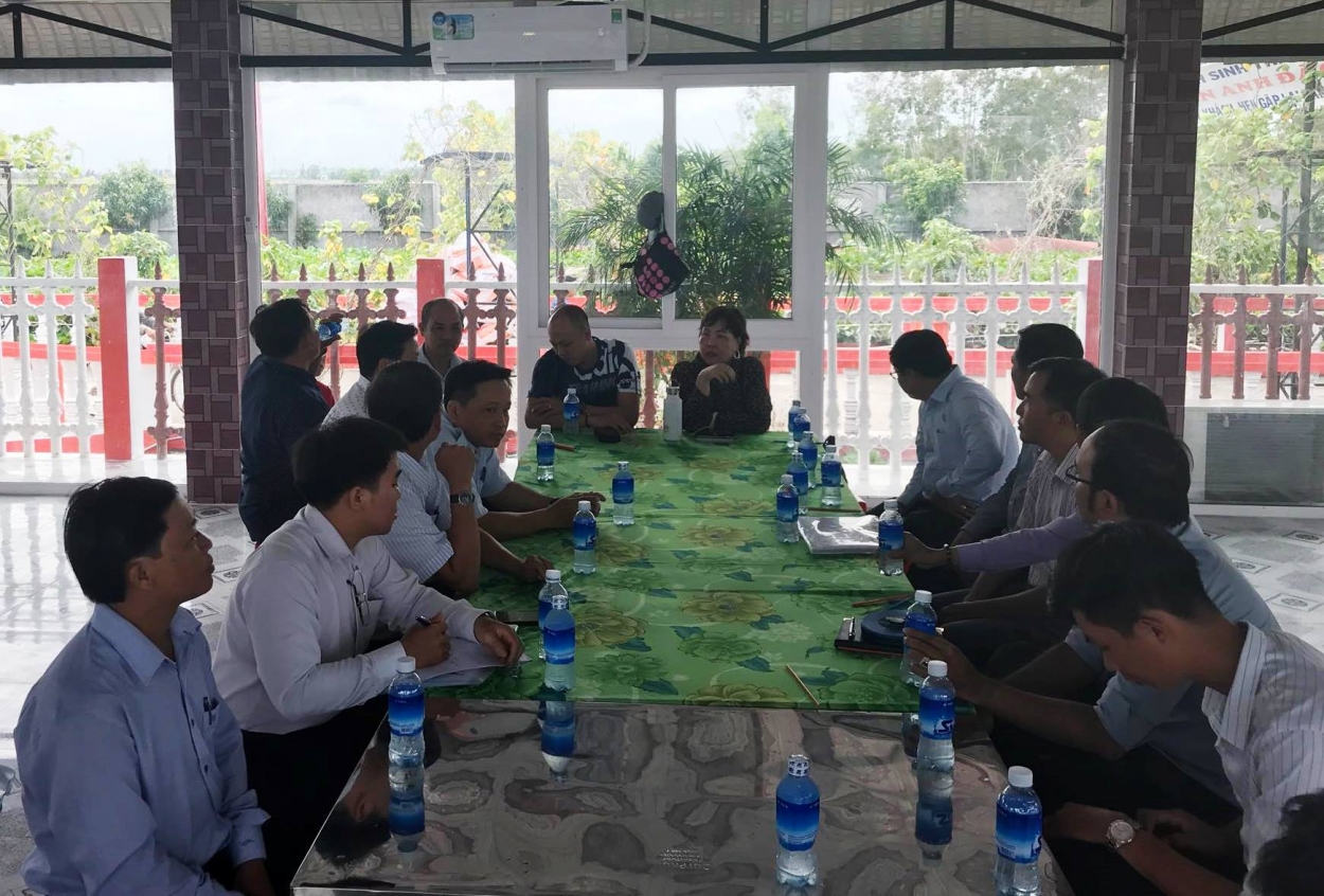 Buổi làm việc ngày 16/12/2019, bà Đào và anh Nghiêm (đầu bàn) tiếp tục nêu lên những bức xúc của mình và cung cấp các hồ sơ pháp lý liên quan gửi Tổ công tác huyện Vĩnh Thuận (Kiên Giang)