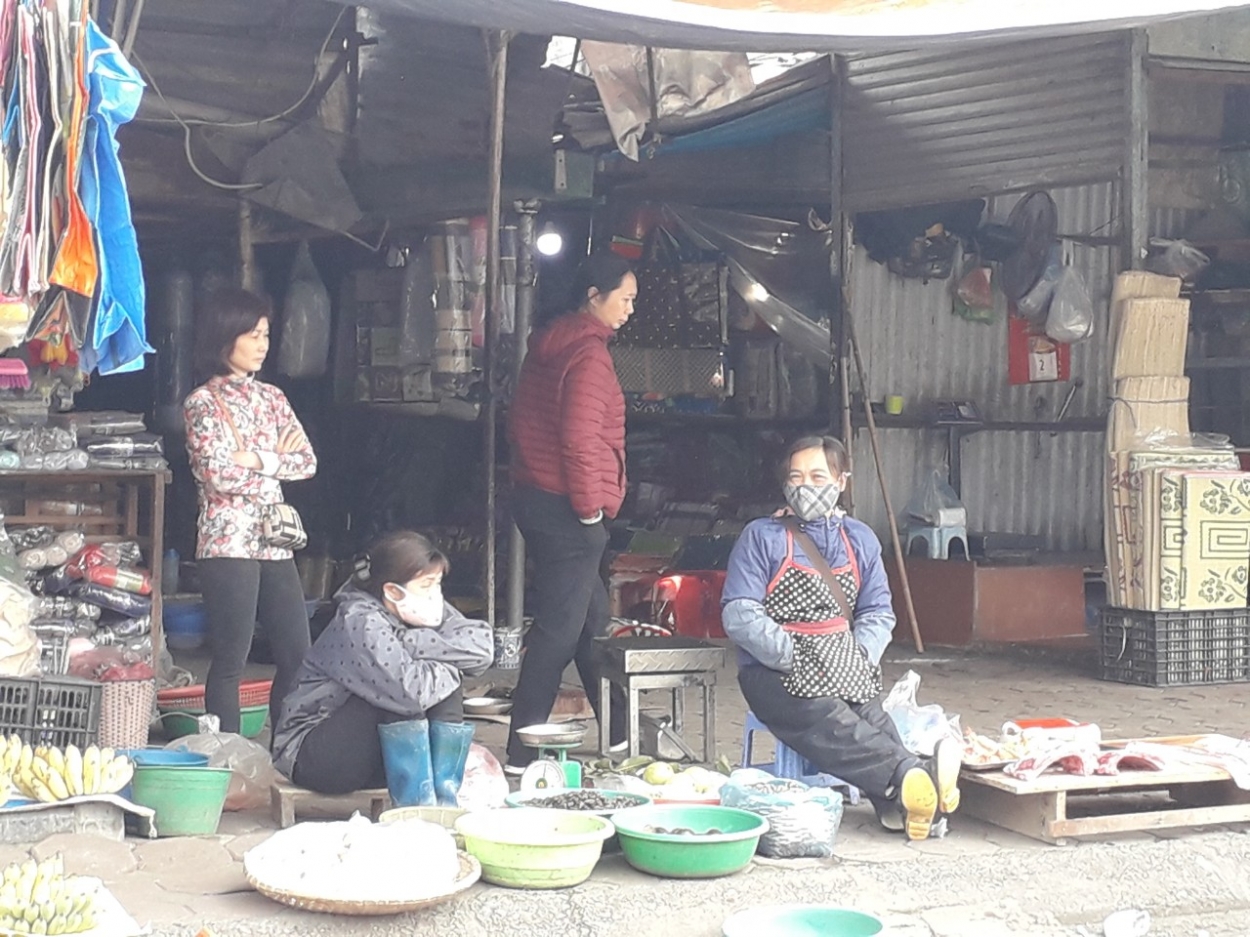 Tại khu vực bán hàng tươi sống, vẫn còn một số chủ hàng không đeo khẩu trang phòng dịch