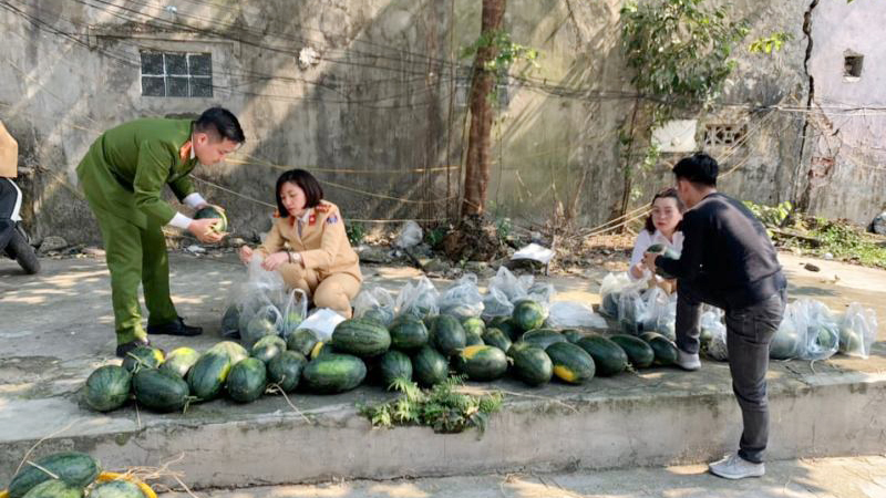 Công an quận Đống Đa giải cứu dưa hấu giúp nông dân miền Trung