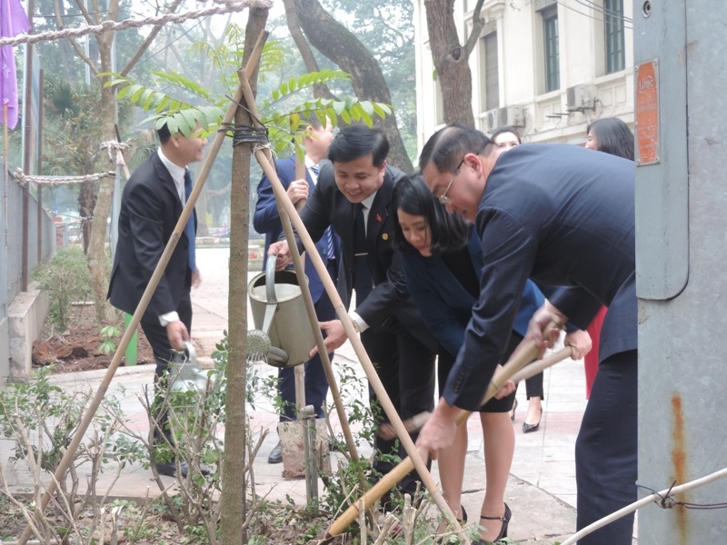 Các đại biểu trồng cây xanh tại khuôn viên Cung Thiếu nhi Hà Nội