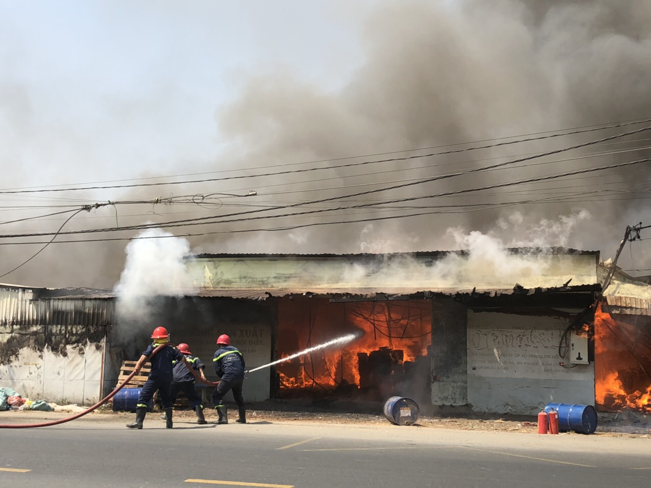 TP HCM: Cháy lớn tại xưởng gỗ, nhiều tài sản bị thiêu rụi