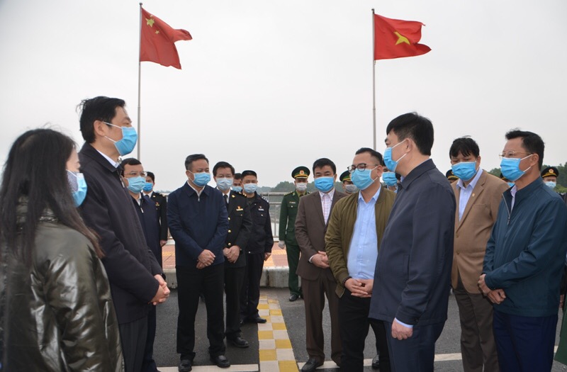 Các đại biểu hai bên chia sẻ thông tin tại lễ trao tặng