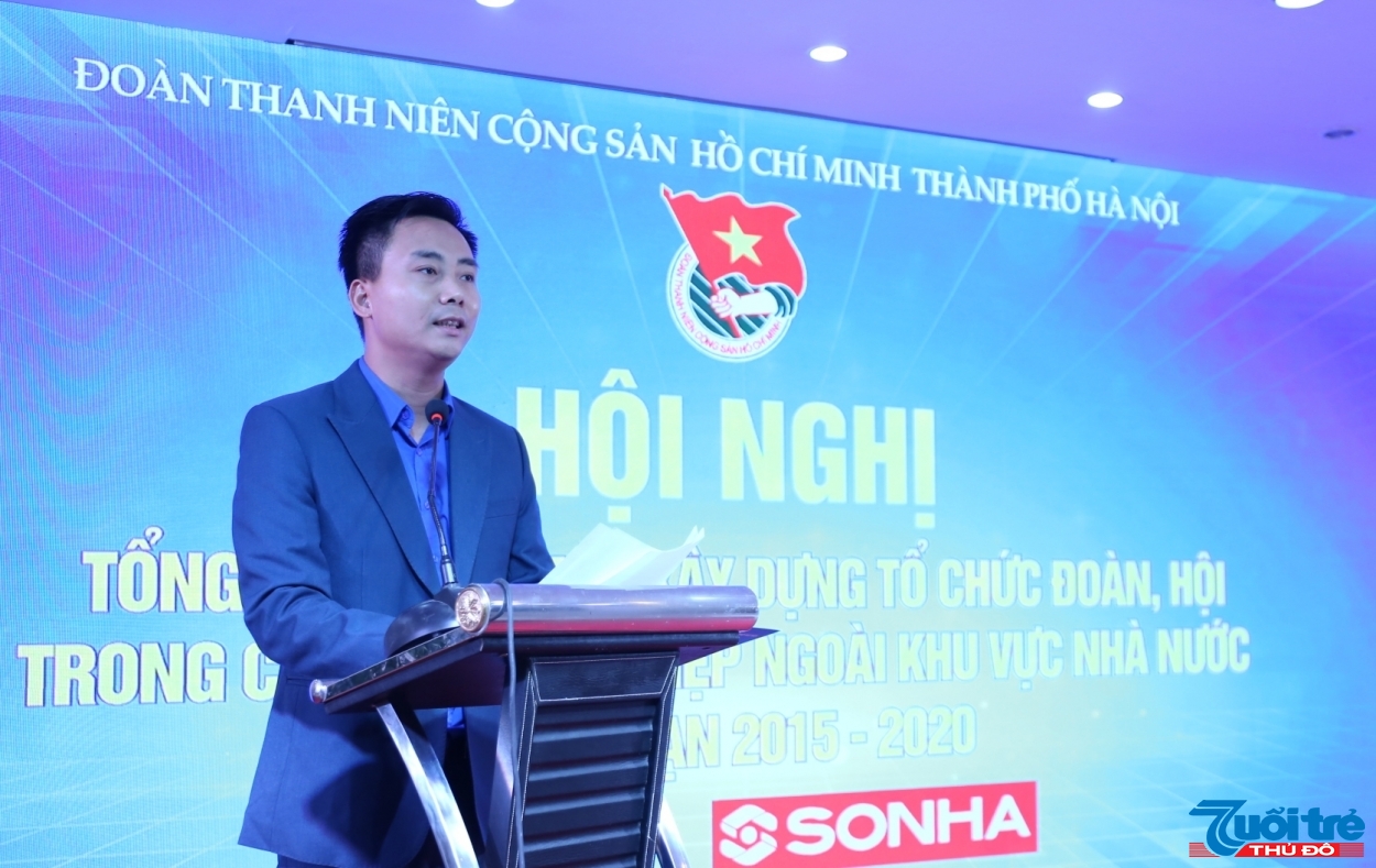 Đồng chí Nguyễn Đức Tiến, Phó Bí thư Thành đoàn, Chủ tịch Hội LHTN Việt Nam thành phố Hà Nội báo cáo tại Hội nghị