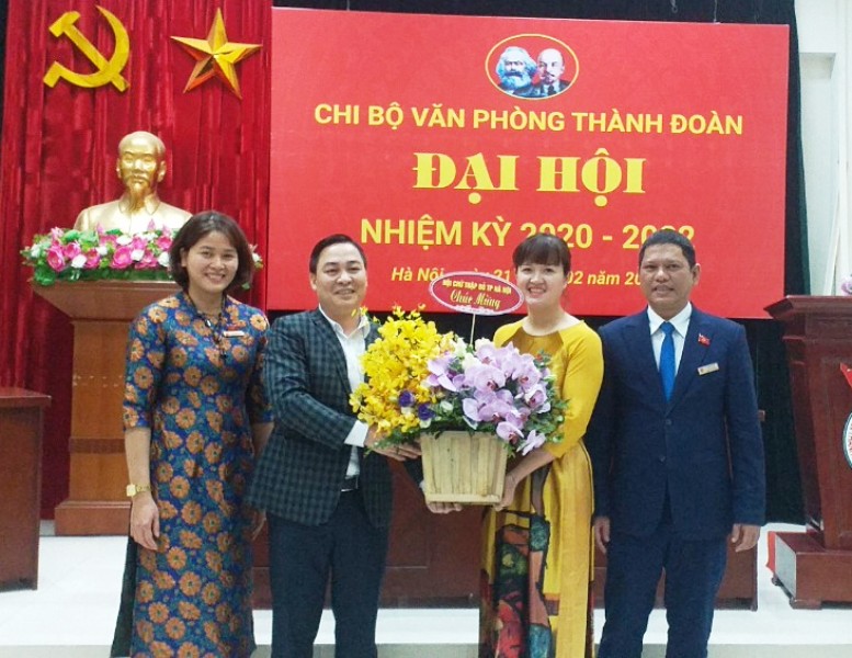 Đồng chí Nguyễn Xuân Hiền, Phó Chủ tịch Hội Chữ thập đỏ thành phố Hà Nội tặng hoa chúc mừng Đại hội