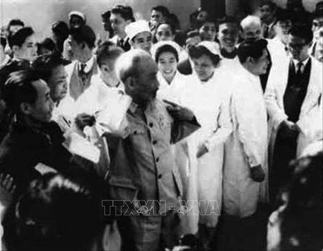 Bác Hồ nói chuyện với cán bộ ngành y tế. Ảnh: Tư liệu TTXVN