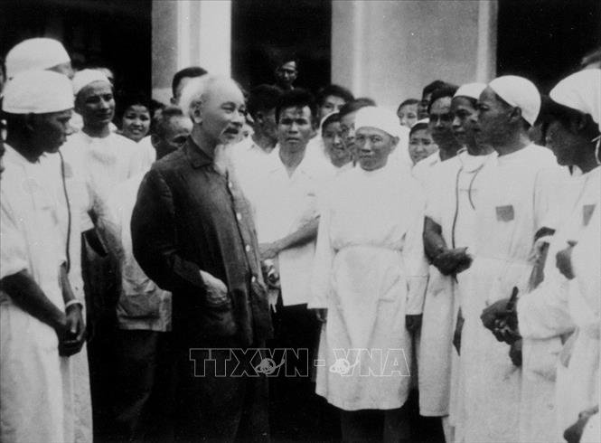 Chủ tịch Hồ Chí Minh thăm Bệnh viện thành phố Nam Định (22/5/1963). Ảnh: TTXVN