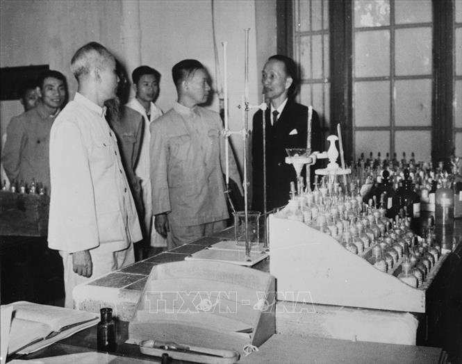 Chủ tịch Hồ Chí Minh thăm phòng thí nghiệm trường Đại học Y Dược Hà Nội (14/1/1963). Ảnh: Tư liệu TTXVN