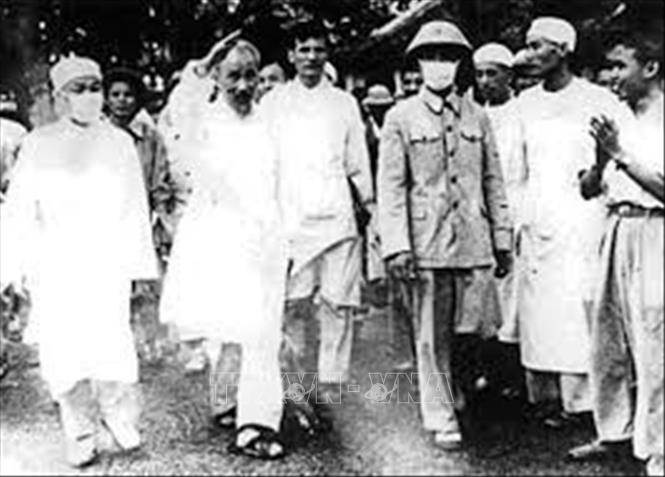 Bác Hồ thăm Bệnh viện Quân y 7 (5/1967). Ảnh: Tư liệu TTXVN