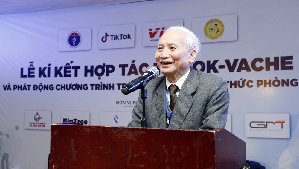 PSG. TS. BS. Nhà giáo nhân dân Nguyễn Võ Kỳ Anh, Phó Chủ tịch VACHE phát biểu tại Lễ ký kết