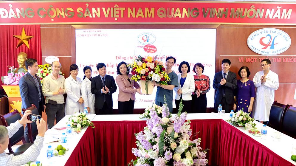 Phó Bí thư Thường trực Thành ủy Hà Nội chúc mừng Bệnh viện Tim Hà Nội nhân Ngày Thầy thuốc Việt Nam