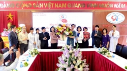 Phó Bí thư Thường trực Thành ủy Hà Nội chúc mừng Bệnh viện Tim Hà Nội nhân Ngày Thầy thuốc Việt Nam
