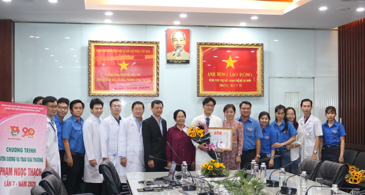 Thành đoàn TP HCM trao giải thưởng Phạm Ngọc Thạch cho thầy thuốc trẻ công tác tại Bệnh viện Chợ Rẫy