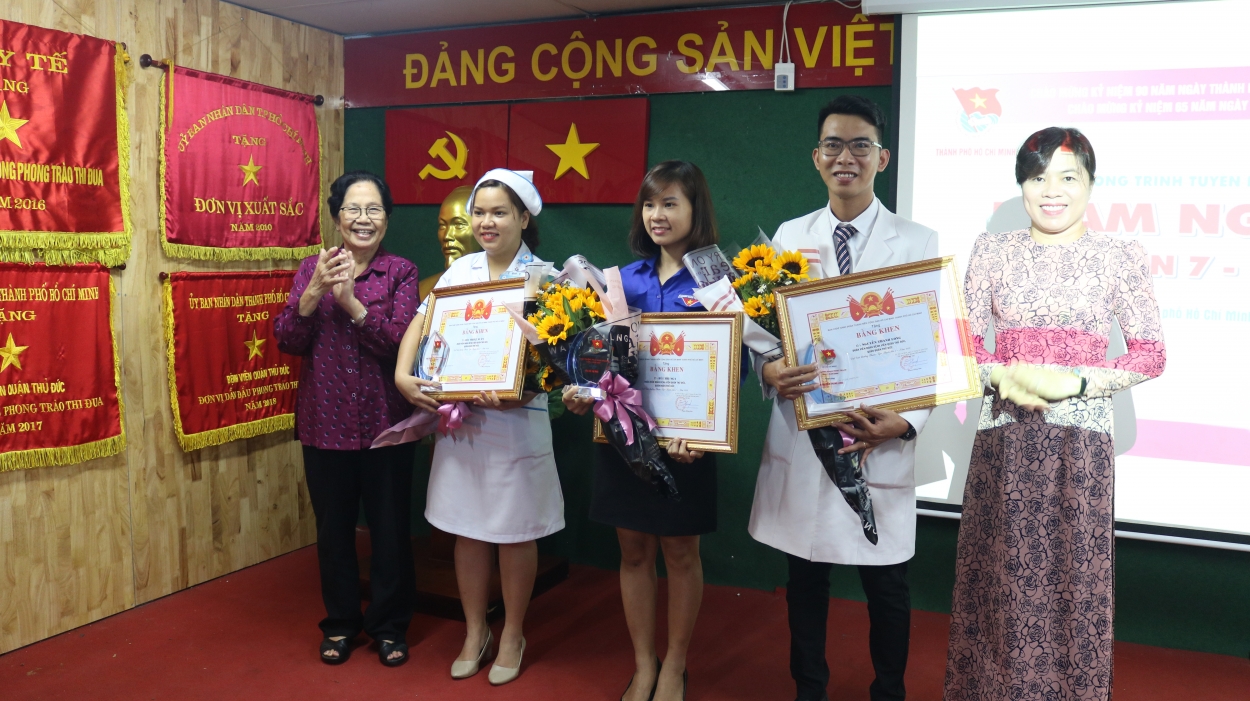 Thành đoàn trao tặng giải thưởng cho các thầy thuốc trẻ thuộc Bệnh viện quận Thủ Đức