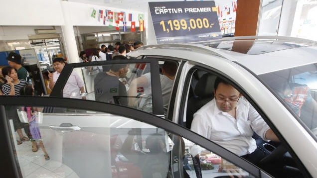 Khách hàng tiềm năng thử xe SUV Captiva tại phòng trưng bày GM ở quận Ratchathewi, Bangkok