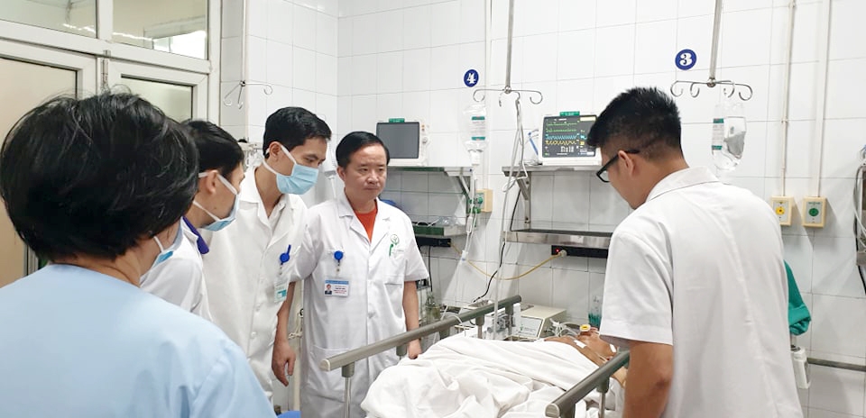 Bác sĩ chuyên khoa II Phạm Hải Bằng, Trưởng khoa Khám bệnh, Bệnh viện Hữu nghị Việt - Đức cùng các đồng nghiệp thăm khám cho bệnh nhân
