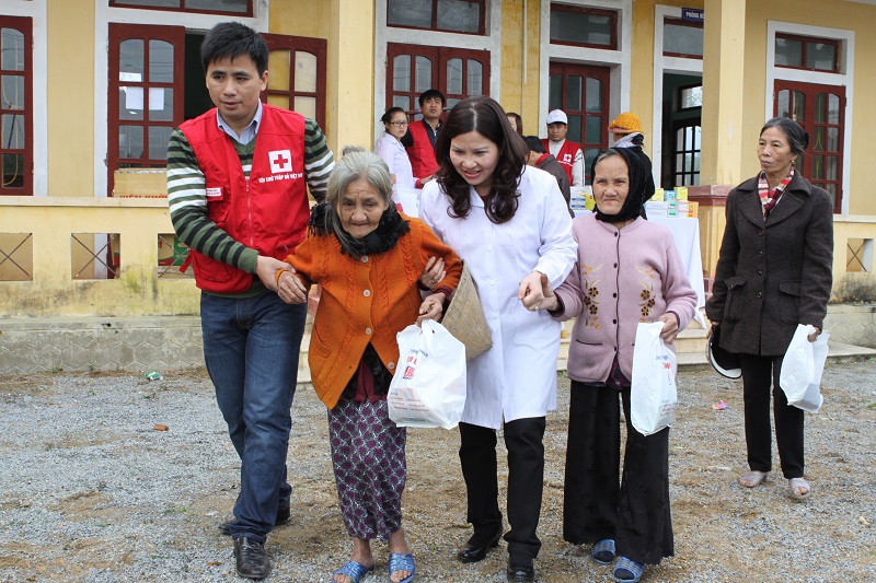 Dược sĩ Lê Thị Bình thăm khám, phát thuốc miễn phí cho gia đình chính sách, người nghèo