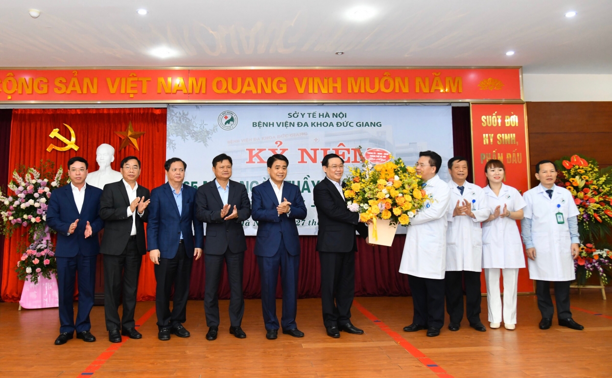 Bí thư Thành ủy Hà Nội Vương Đình Huệ chúc mừng đội ngũ y, bác sĩ Bệnh viện Đa khoa Đức Giang