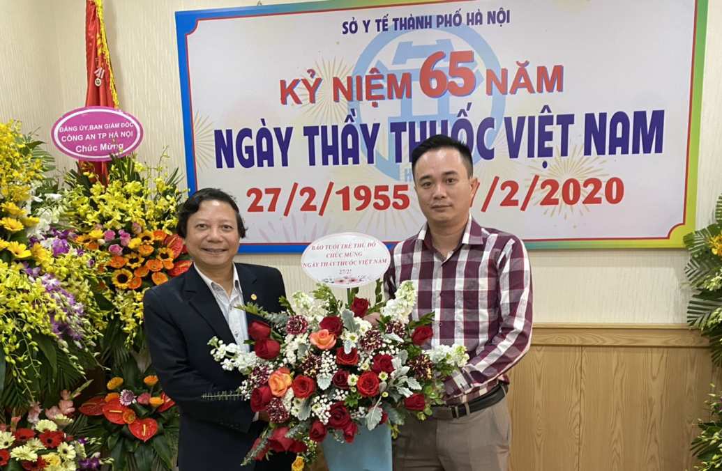 Báo Tuổi trẻ Thủ đô chúc mừng Sở Y tế Hà Nội nhân Ngày Thầy thuốc Việt Nam