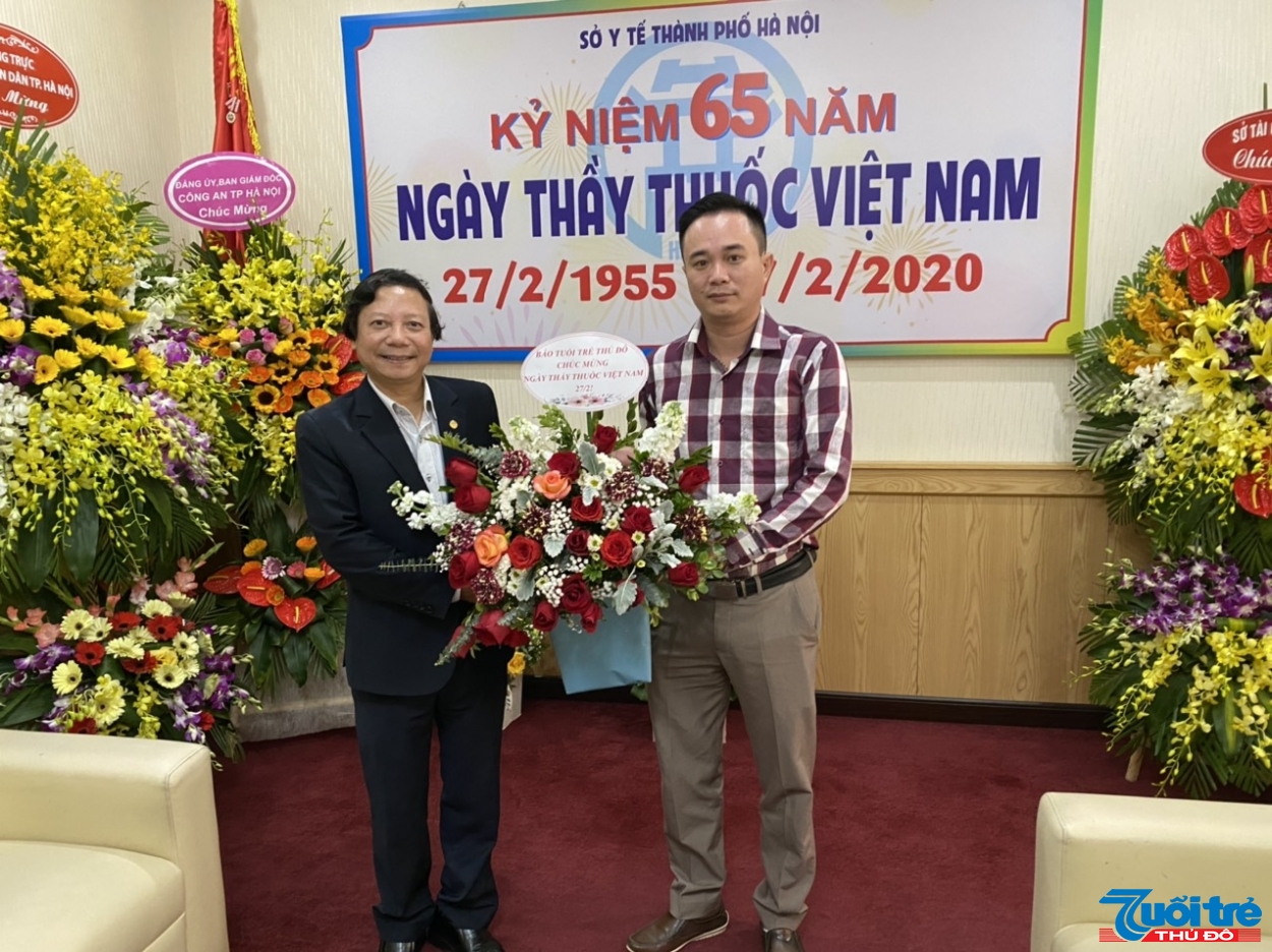 Đồng chí Ngô Vương Tuấn – Phó tổng biên tập Báo Tuổi trẻ Thủ đô tặng hoa chúc mừng lãnh đạo Sở Y tế Hà Nội