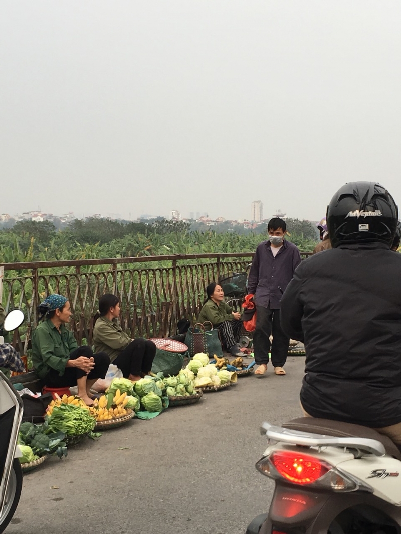 Các mặt hàng rau quả được bày bán trên cầu Long Biên