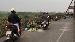 Hà Nội: Cần chấn chỉnh tình trạng bán hàng rong trên cầu Long Biên