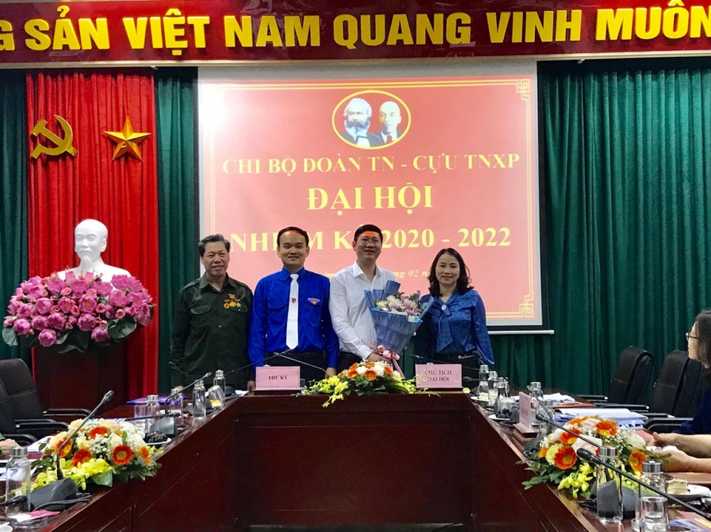 Đại diện Chi bộ Đoàn Thanh niên - Cựu TNXP tặng hoa đồng chí Đặng Văn Sơn, Phó Bí thư Thường trực Đảng ủy phường Xuân Tảo (quận Bắc Từ Liêm, Hà Nội), nguyên Bí thư Chi bộ Đoàn Thanh niên - Cựu TNXP nhiệm kỳ 2017 - 2020